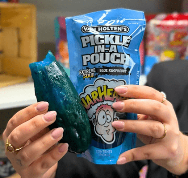 Warheads Extreme Sour Blue Raspberry Pickle - Candywrap.nl