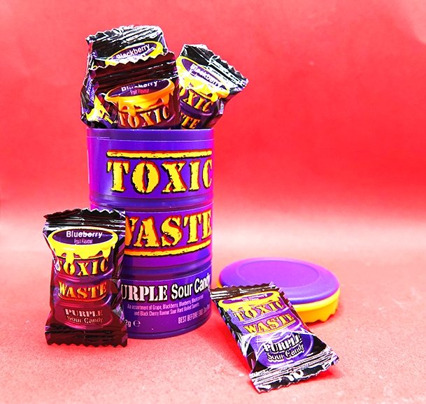 Toxic Waste Purple Sour Candy (42g) - Candywrap.nl
